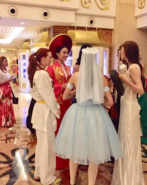 Hé lộ hình ảnh hậu trường của Hoa hậu Đỗ Mỹ Linh tại Miss World 2017 ảnh 1