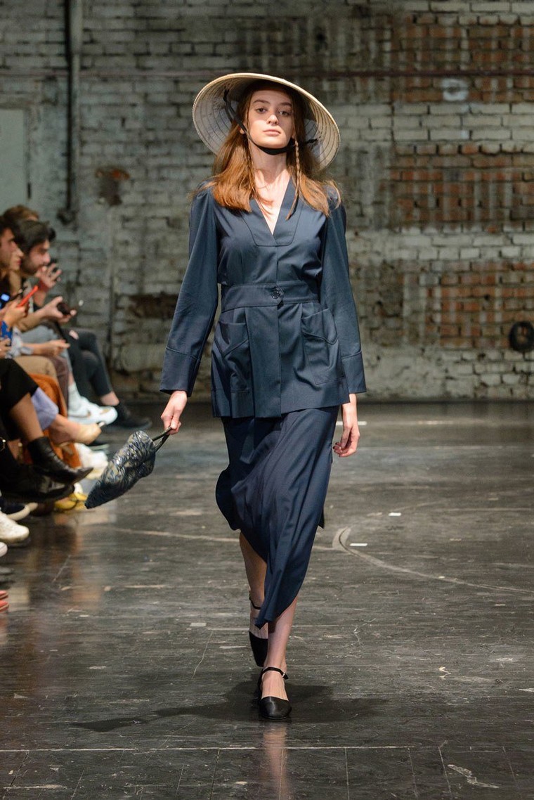 Nón lá Việt Nam 'oanh tạc' khắp các sàn diễn lớn ảnh 3