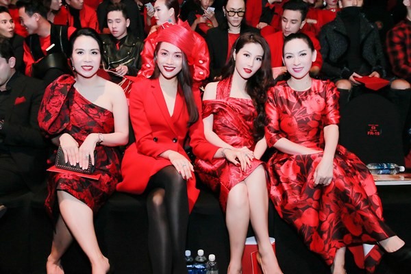 Hoa hậu Mỹ Linh xuất hiện với khuôn mặt khác lạ tại show của Đỗ Mạnh Cường ảnh 9