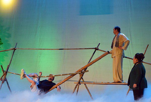 Hoài Linh gặp tai nạn khi đang diễn trên trân khấu ảnh 2