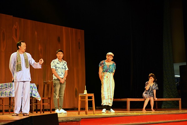 Hoài Linh gặp tai nạn khi đang diễn trên trân khấu ảnh 3