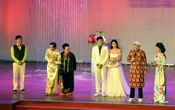 Hoài Linh gặp tai nạn khi đang diễn trên trân khấu ảnh 6