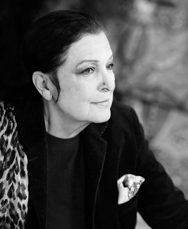 Người phụ nữ phía sau khung cửa sổ Hermès ảnh 1