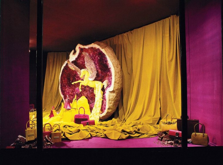 Người phụ nữ phía sau khung cửa sổ Hermès ảnh 2