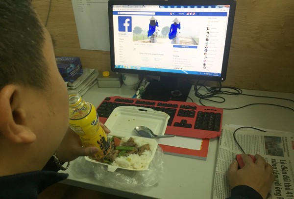 Vì sao người trẻ nghiện... Facebook đến mức phải nhập viện? ảnh 1