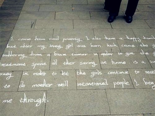 Ăn xin bằng cả tiếng Trung và...tiếng Anh ảnh 2