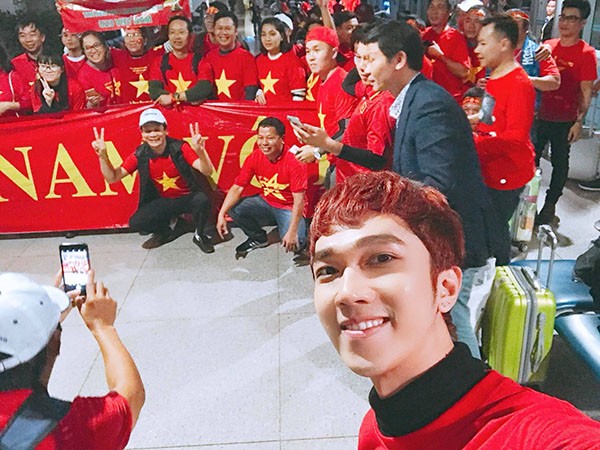Sao Việt và fan nhuộm đỏ sân bay trước khi lên đường đi cổ vũ U23 Việt Nam ảnh 2