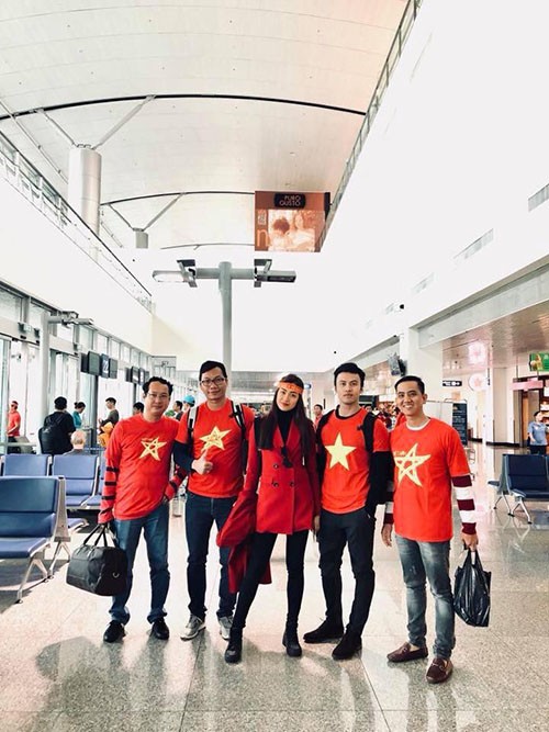Sao Việt và fan nhuộm đỏ sân bay trước khi lên đường đi cổ vũ U23 Việt Nam ảnh 3