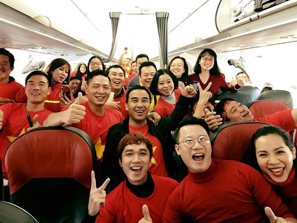 Sao Việt và fan nhuộm đỏ sân bay trước khi lên đường đi cổ vũ U23 Việt Nam ảnh 6