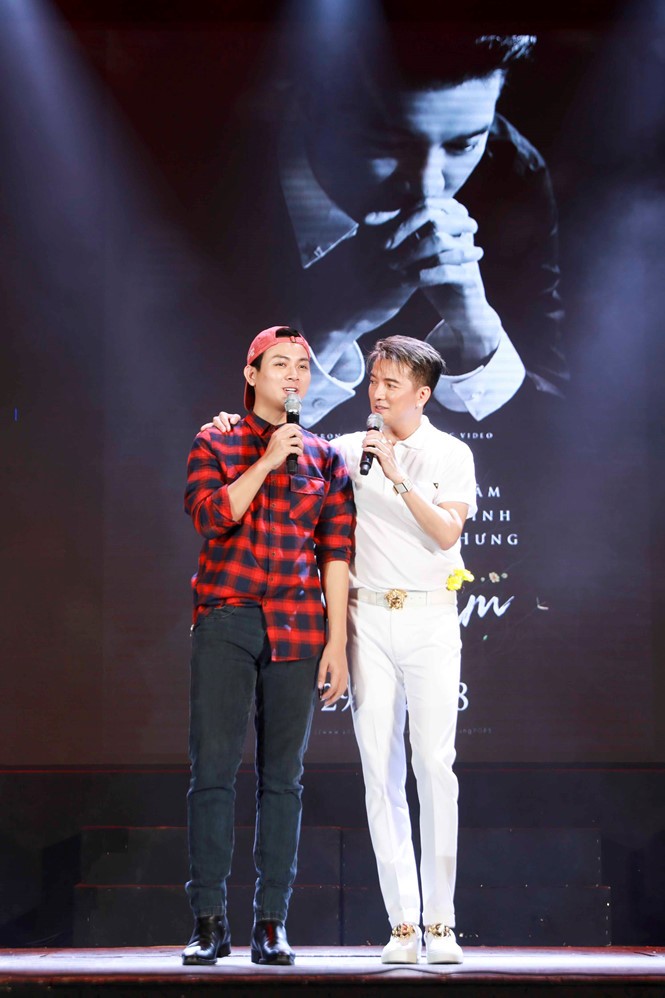 Đàm Vĩnh Hưng tặng quà tết cho người có hoàn cảnh khó khăn ảnh 1