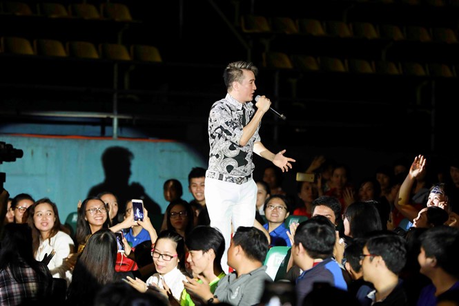 Đàm Vĩnh Hưng tặng quà tết cho người có hoàn cảnh khó khăn ảnh 3