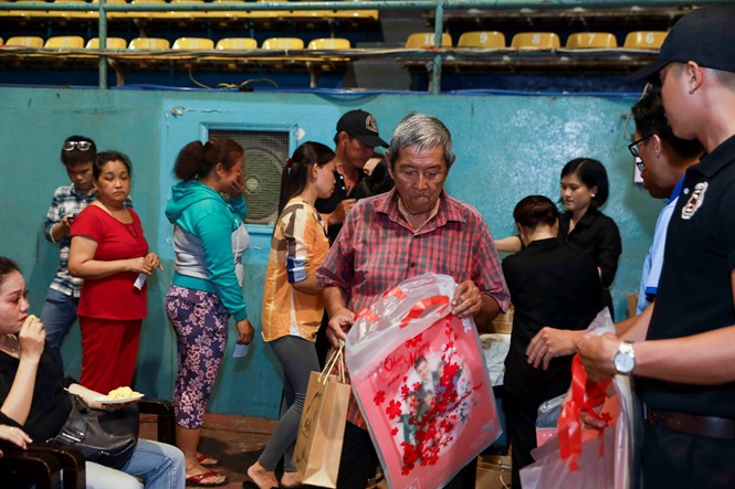 Đàm Vĩnh Hưng tặng quà tết cho người có hoàn cảnh khó khăn ảnh 4