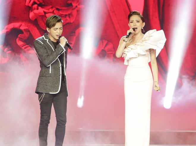 Tóc Tiên hờn dỗi vì không được chụp ảnh cùng các cầu thủ U23 ảnh 1