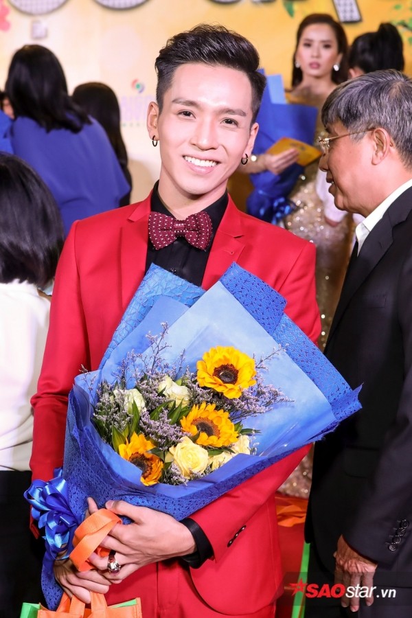  Hoài Linh đi dép lào trên thảm đỏ ra mắt phim ảnh 4