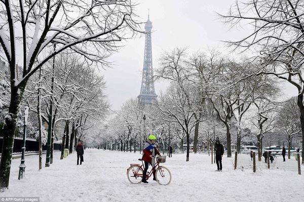 Paris đẹp lạ lùng dưới 15 cm tuyết phủ ảnh 2