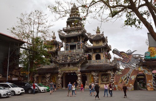 Đầu xuân viếng ngôi chùa có tượng Bồ tát bằng hoa lớn nhất thế giới ảnh 1