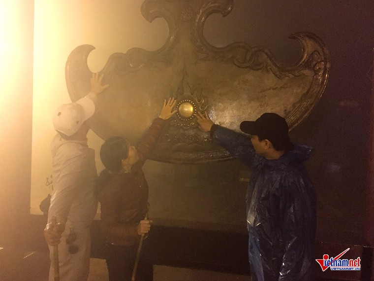 Hàng nghìn người đi lễ chùa Yên Tử trong đêm ảnh 5