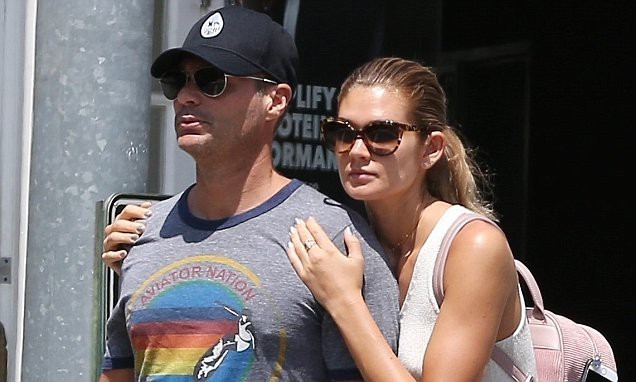 Bị tố tội quấy rối tình dục, bạn gái vẫn yêu Ryan Seacrest tha thiết ảnh 1