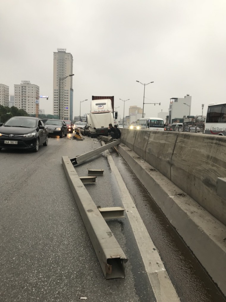 Hà Nội: Container đâm vào dải phân cách lúc mờ sáng khiến đường trên cao ùn tắc ảnh 2