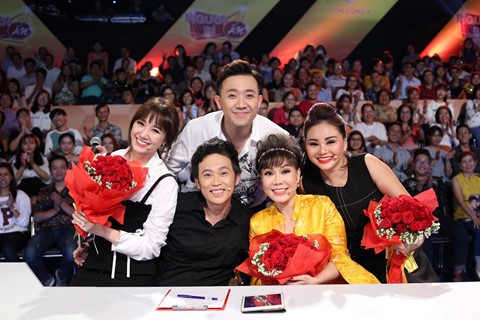 Việt Hương ôm hôn Hoài Linh sau tin đồn rạn nứt ảnh 4