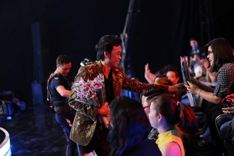 Việt Hương ôm hôn Hoài Linh sau tin đồn rạn nứt ảnh 5