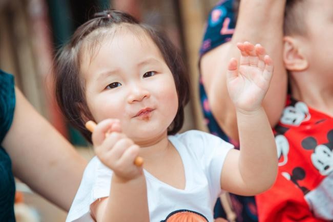 Bà xã Tuấn Hưng lần đầu khoe con gái cực đáng yêu ảnh 1