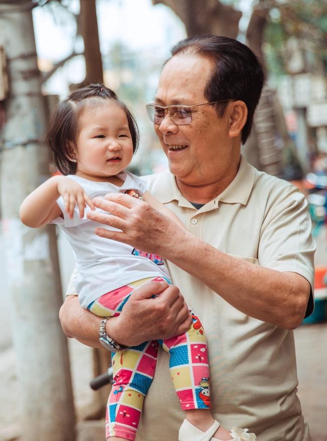 Bà xã Tuấn Hưng lần đầu khoe con gái cực đáng yêu ảnh 4