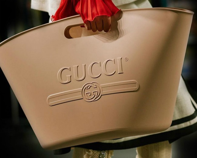 Túi xách giá 980 USD của Gucci trông như làn đi chợ ảnh 1