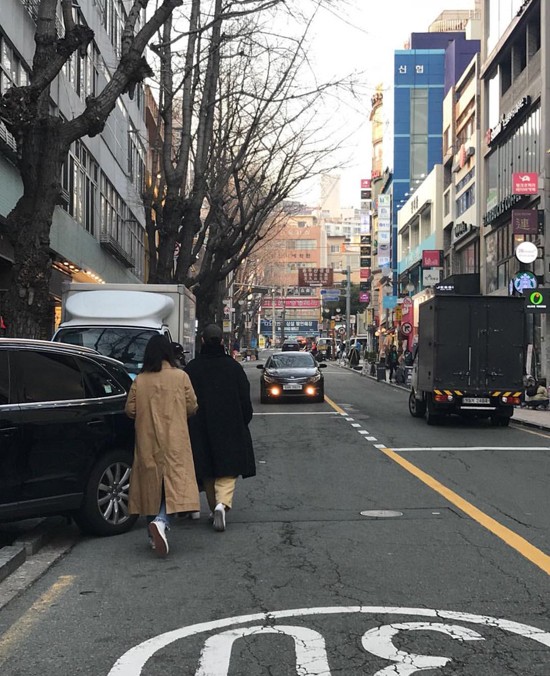 Song Song couple tay trong tay dạo phố ảnh 1