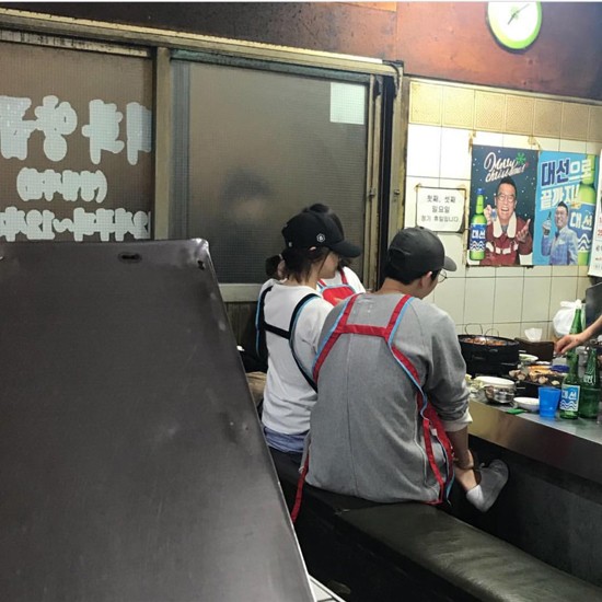 Song Song couple tay trong tay dạo phố ảnh 2