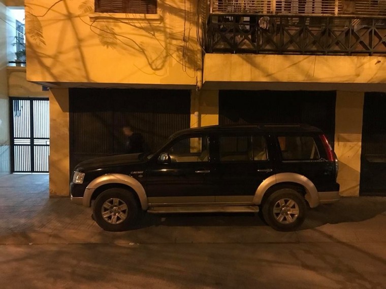 Cười ra nước mắt: trèo qua xe ô tô đỗ chình ình trước cửa để vào nhà ảnh 4