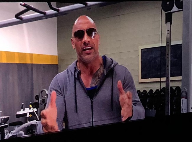  Dwayne Johnson bỏ lỡ buổi ra mắt phim vì thức đêm trông con gái vừa chào đời ảnh 1