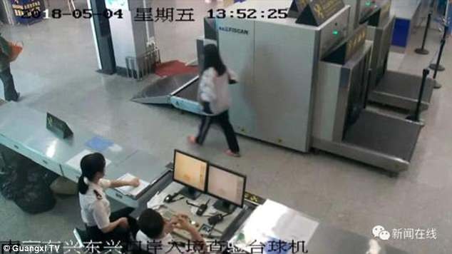  Hải quan Trung Quốc bắt bé gái Việt cuốn 2 kg trang sức bằng ngà voi quanh bụng ảnh 1