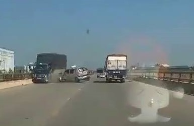 Taxi mất lái lao thẳng vào xe tải ngược chiều ảnh 1