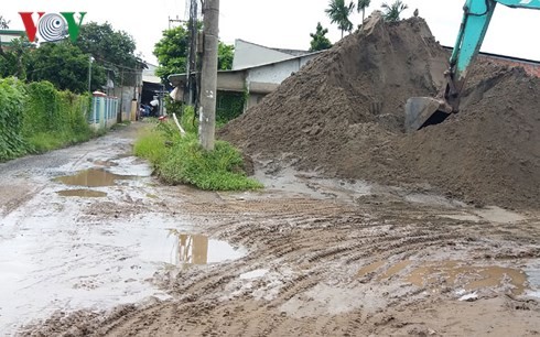 Đường nội ô Mỹ Tho lầy lội, gây tai nạn giao thông ảnh 1