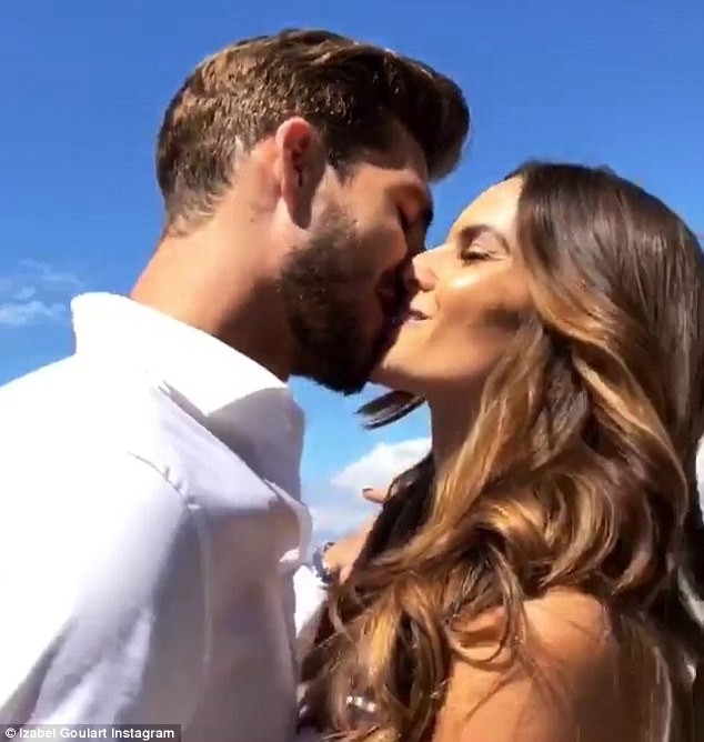 Thủ môn tuyển Đức cầu hôn bạn gái siêu mẫu ngay sau thất bại tại World Cup ảnh 1