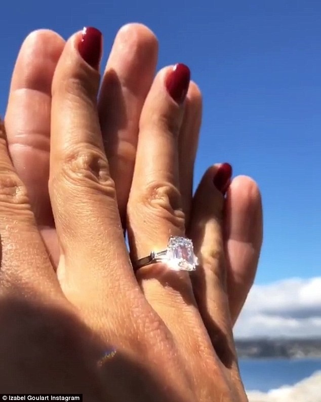 Thủ môn tuyển Đức cầu hôn bạn gái siêu mẫu ngay sau thất bại tại World Cup ảnh 2