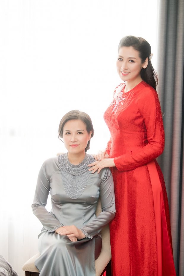 Á hậu Tú Anh xinh đẹp, e ấp bên bố mẹ trước giờ theo chồng về dinh ảnh 2