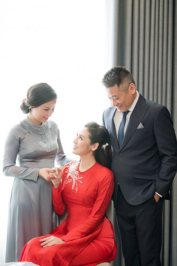 Á hậu Tú Anh xinh đẹp, e ấp bên bố mẹ trước giờ theo chồng về dinh ảnh 4