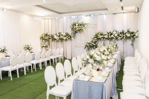 Á hậu Tú Anh xinh đẹp, e ấp bên bố mẹ trước giờ theo chồng về dinh ảnh 5