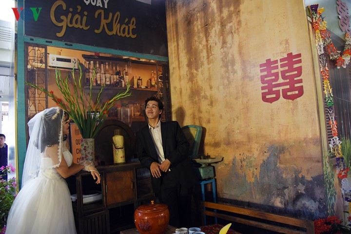 ‘Xuyên không’ trải nghiệm đám cưới thời bao cấp giữa lòng Hà Nội ảnh 1