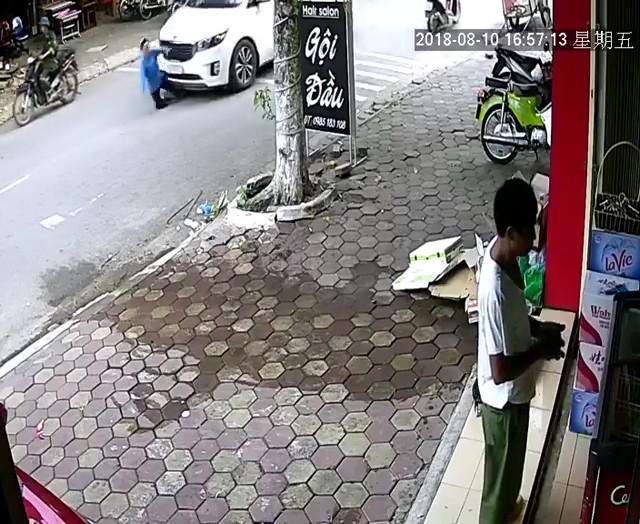 Gây tai nạn, tài xế kéo cụ bà vào vỉa hè nói bị tụt huyết áp rồi bỏ đi ảnh 1