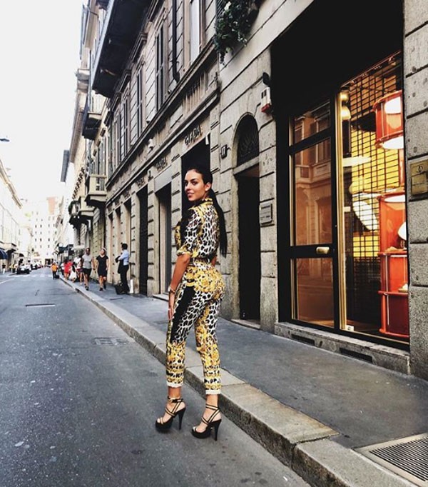 C. Ronaldo khoe áo đôi đắt tiền mua cùng bạn gái ảnh 2