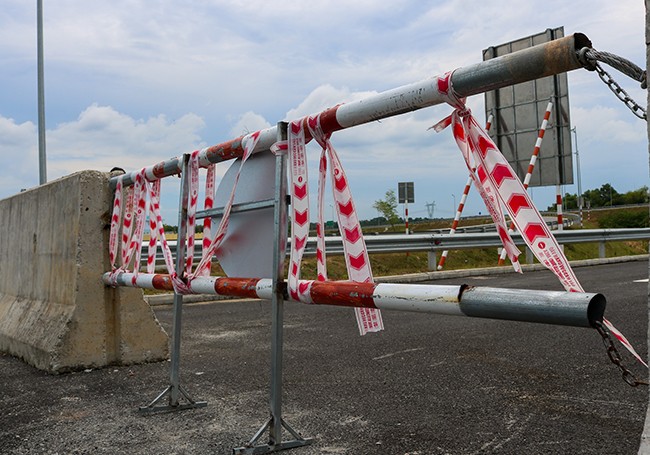 Cao tốc Đà Nẵng - Quảng Ngãi ngổn ngang dang dở trước ngày vận hành ảnh 4