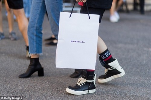 Choáng với giày hiệu 13 triệu đồng trông như hộp đựng đồ ăn nhanh ảnh 3