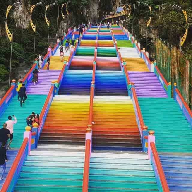 Vượt 272 bậc thang cầu vồng để đến ngôi đền cầu được ước thấy ảnh 3