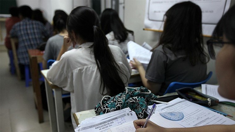 Phụ huynh sốt ruột với môn thứ tư kỳ thi lớp 10 ảnh 1