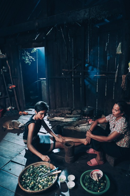 Hoa hậu H’Hen Niê bị cấm yêu trong 2 năm giữ vương miện ảnh 2