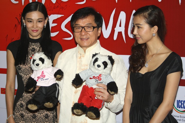 Quá khứ trác táng, qua đêm với hàng tá gái mại dâm của Thành Long ảnh 3