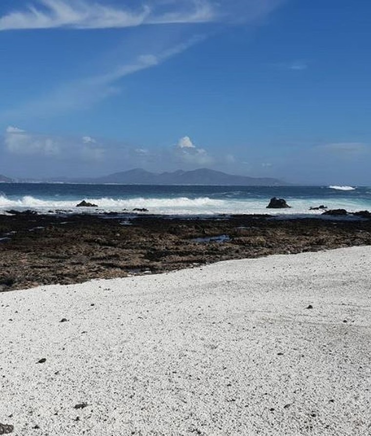 Kỳ lạ bãi biển chứa đầy bỏng ngô ảnh 1